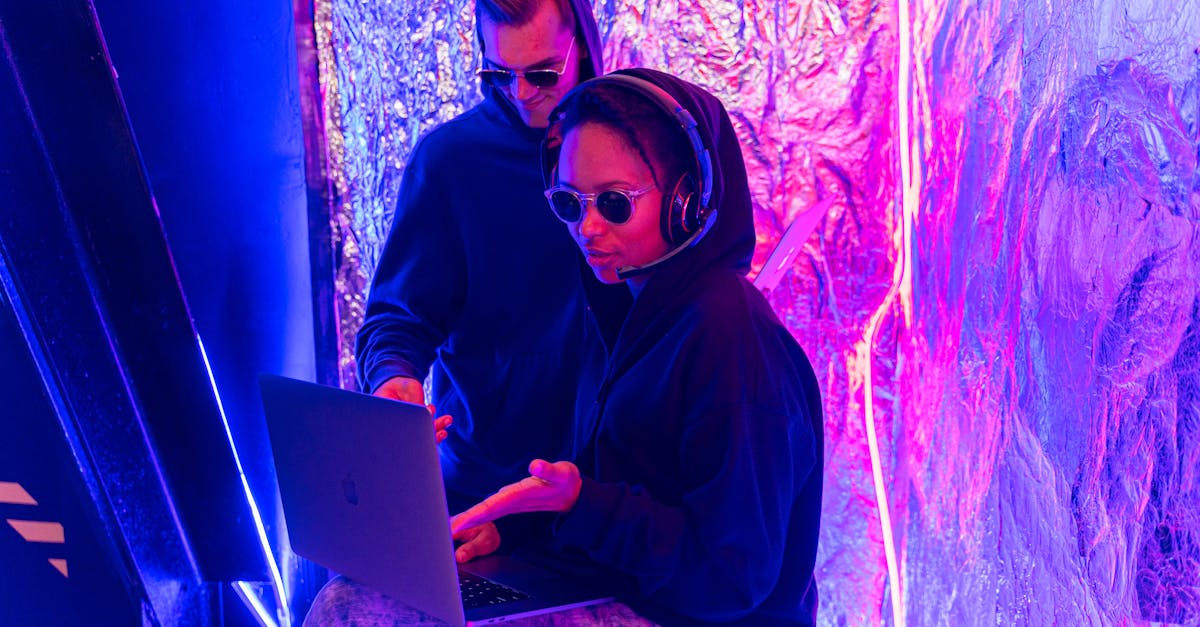 如何与社交媒体谨慎应对，并保护个人信息？